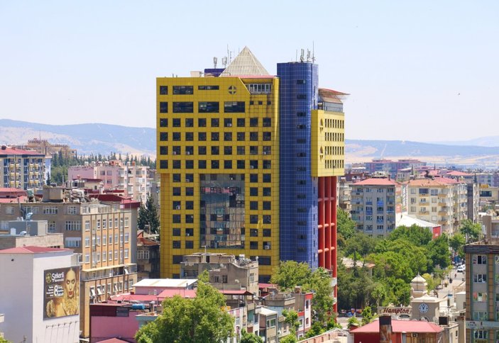 Kahramanmaraş'taki renkli bina Kurban Bayramı’nda yıkılacak