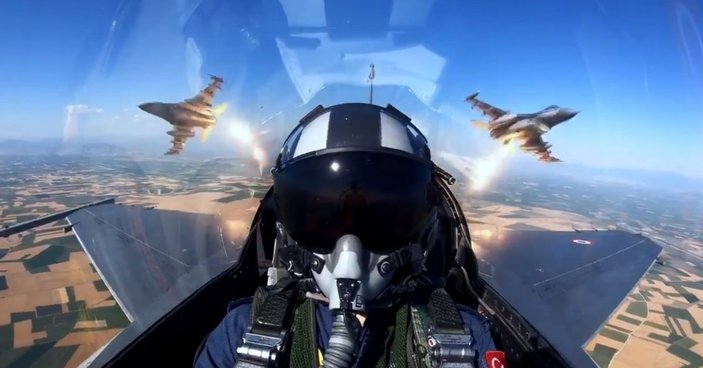 F-16 pilotlarının eğitim uçuşu nefes kesti
