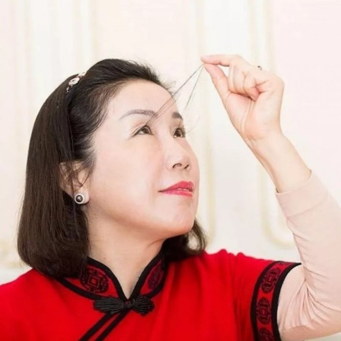 Çinli kadın kirpikleriyle ikinci kez dünya rekoru kırdı