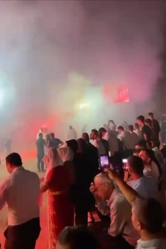 Antalya’da onlarca kişi el ele halaya durdu