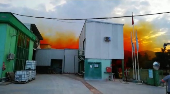 Antalya'da fabrikadan sızan nitrik asit gökyüzünü turuncuya boyadı