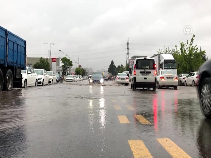 Ankara'da sel sonrası araçlar su altında kaldı