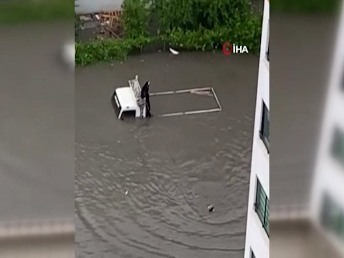 Ankara'da sel sonrası araçlar su altında kaldı