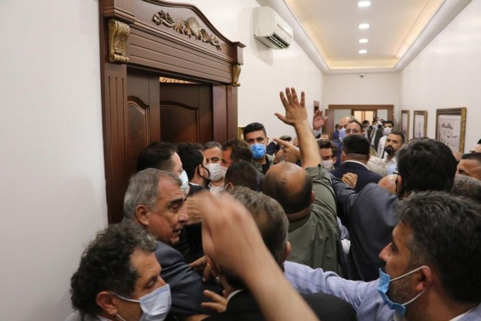 İyi Partililerin ve CHP'lilerin makam odasına girme mücadelesi