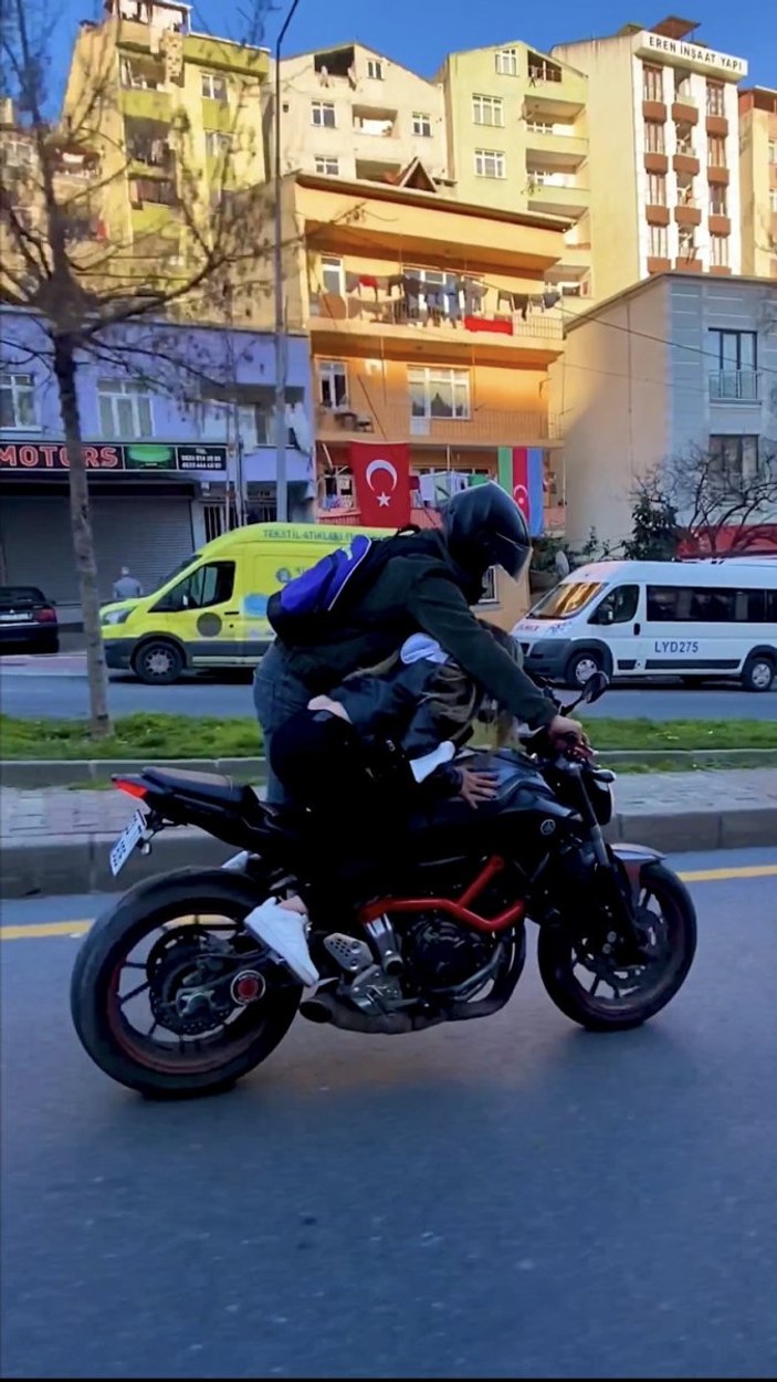 Kağıthane’de kız arkadaşıyla motosiklette yer değiştirdi