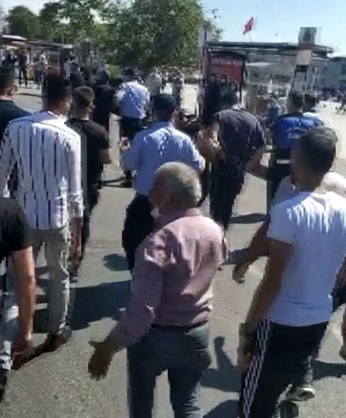 Kadıköy’de zabıta ekipleri ile seyyar satıcı arasında yumruklu kavga
