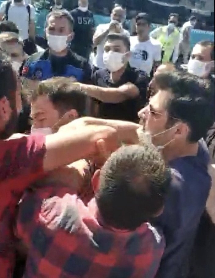 Kadıköy’de zabıta ekipleri ile seyyar satıcı arasında yumruklu kavga