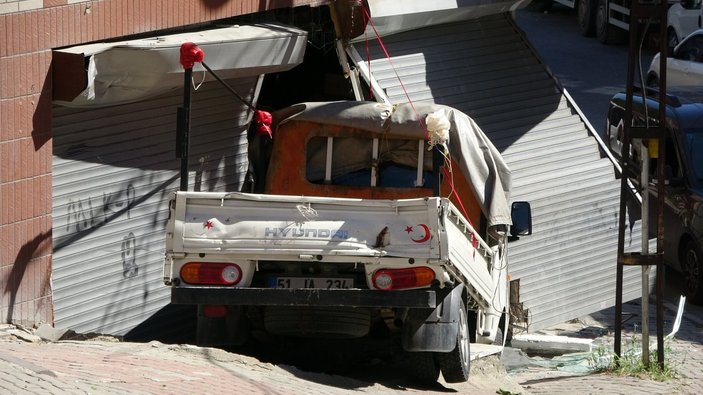 Sultangazi’de kayan kamyonet, kaldırımda yürüyen kadına çarptı