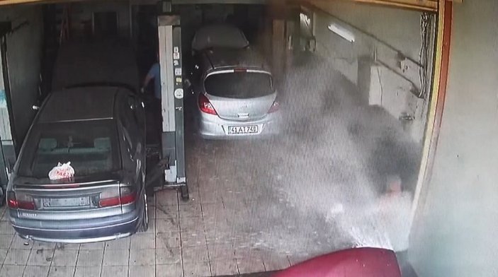 İzmit'te kaputu açılan otomobilin su kazanı patladı