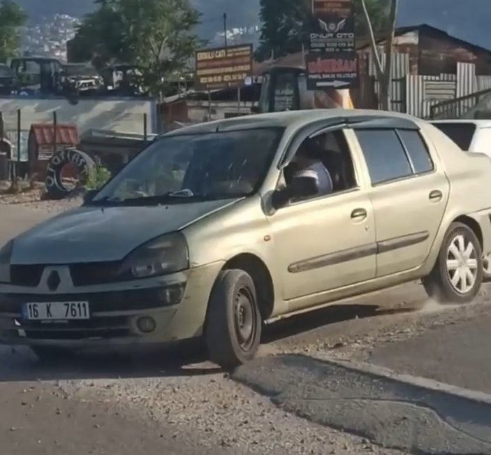 Bursa’da arızalanan otomobilin ters çekilme anları kamerada