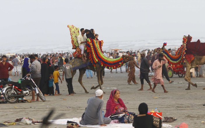 Pakistan’da yüzlerce kişi plaja akın etti, koronavirüs unutuldu