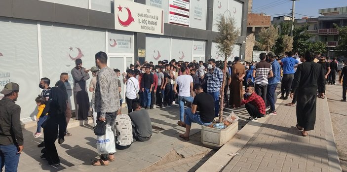 Şanlıurfa Göç İdaresi Müdürlüğü önünde Suriyeli yoğunluğu