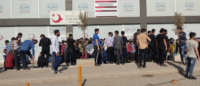 Şanlıurfa Göç İdaresi Müdürlüğü önünde Suriyeli yoğunluğu