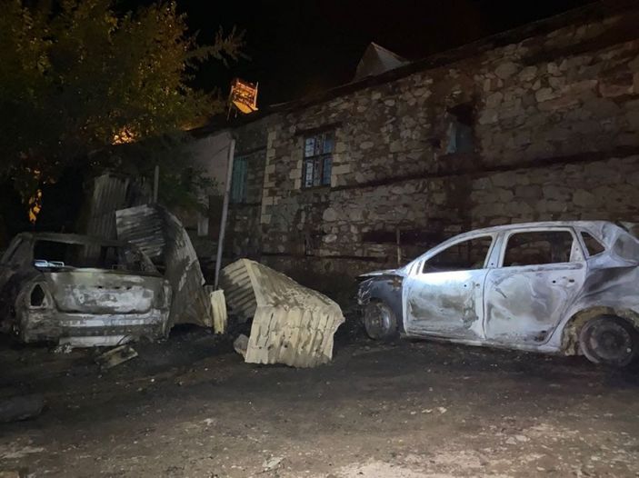 Elazığ’da, köyde çıkan yangında 2 araç küle döndü