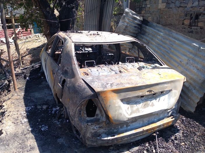 Elazığ’da, köyde çıkan yangında 2 araç küle döndü