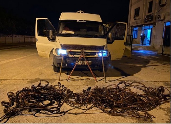 Denizli'de hırsız sevgililer, çaldıkları 70 bin liralık kabloyu eritirken yakalandı