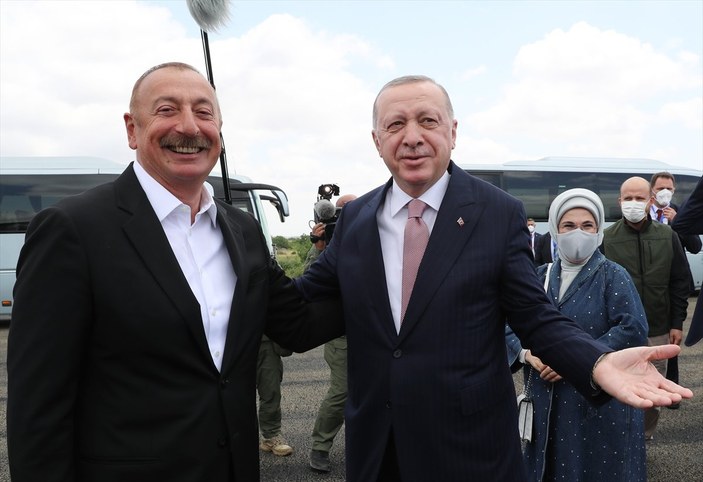 İlham Aliyev'den Cumhurbaşkanı Erdoğan'a sıcak karşılama