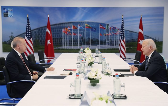 NATO Zirvesi'nde Cumhurbaşkanı Erdoğan, Biden'a kitap verdi
