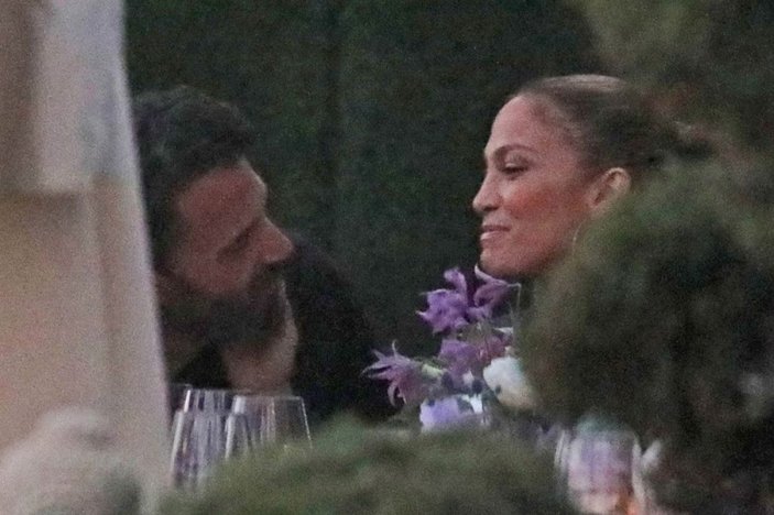 Jennifer Lopez ile Ben Affleck dudak dudağa