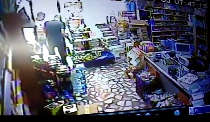 Sultangazi’de market sahibi ile hırsızın karşılaşma anı kamerada