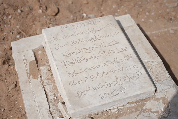 İsrail, Filistin'de mezarlıkları hedef aldı