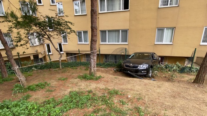 Şişli’de otopark içinde hızla gaza basınca, binaya girdi