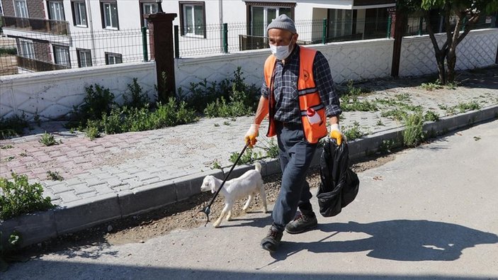 Bolu'da temizlik işçisi, peşinden ayrılmayan oğlağıyla cadde ve sokakları temizliyor
