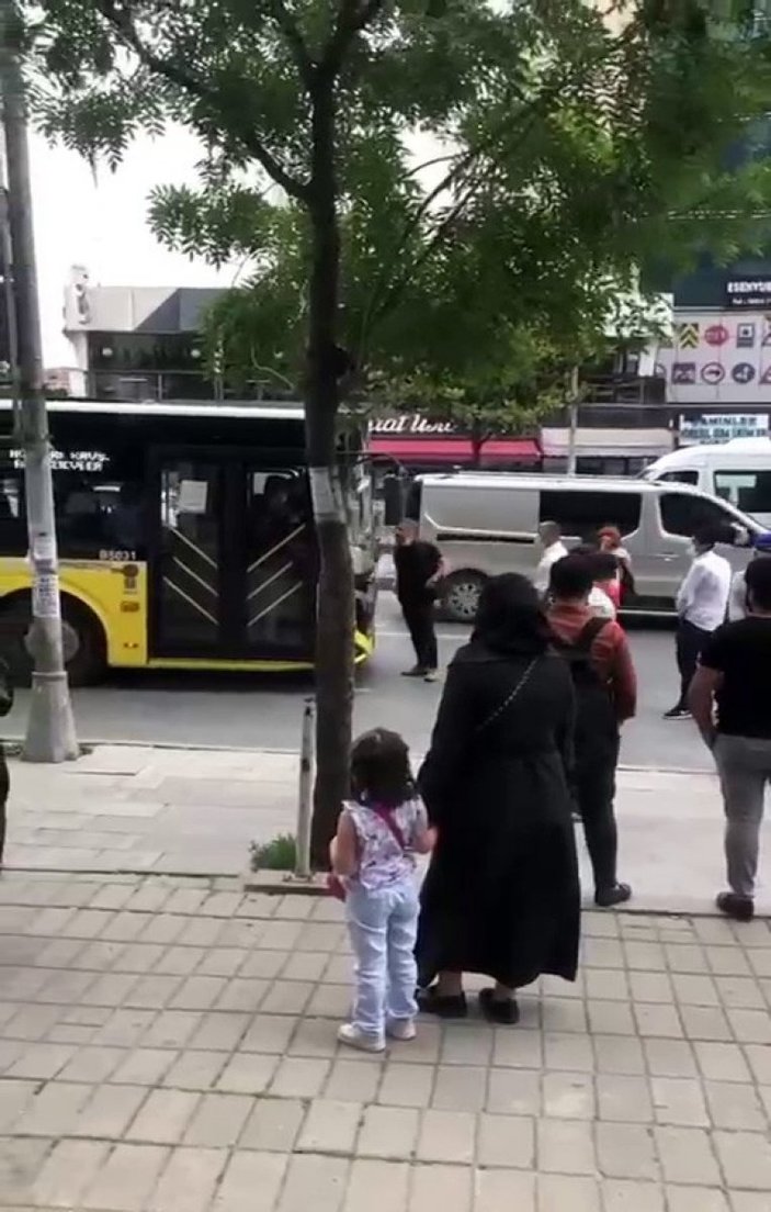Esenyurt’ta yolcular, kendilerini almayan otobüsün önünü kesti