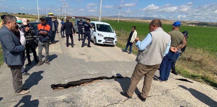 Afyonkarahisar’da 2 metre derinliğinde yarıklar meydana geldi