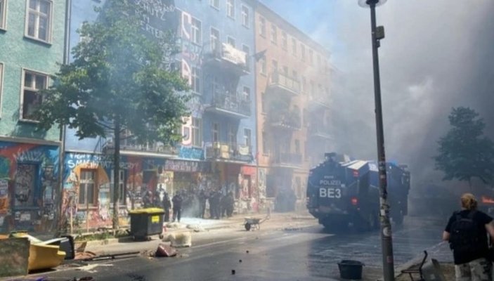 Berlin'de göstericiler sokaklara barikat kurup yaktı