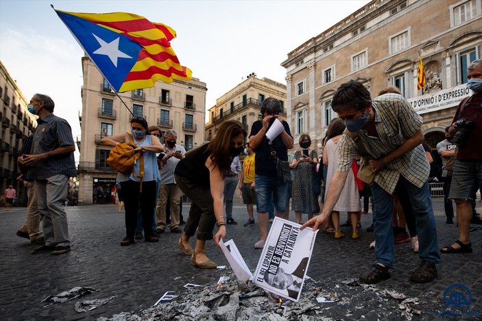 Katalonya'da bağımsızlık yanlıları İspanya Kralı'nın fotoğraflarını yaktı