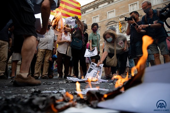 Katalonya'da bağımsızlık yanlıları İspanya Kralı'nın fotoğraflarını yaktı