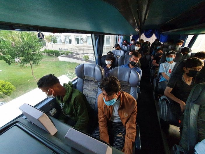 Adana'da yolcu otobüsünde göçmenler yakalandı