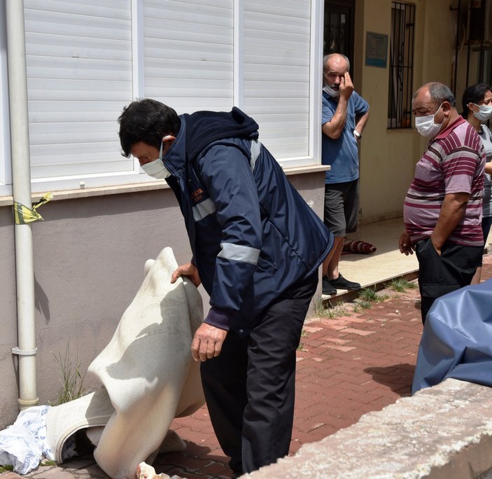 Antalya'da balkondan halı silkelerken düşüp, öldü