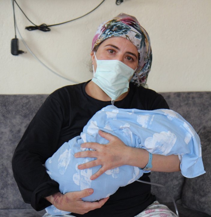 Denizli’de koronavirüse yakalanan kadın, bebeğini ilk kez kucağına aldı