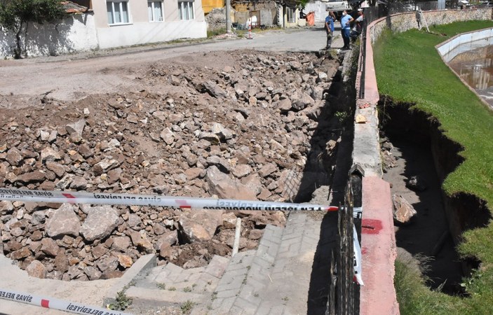 Sivas’ta yol çökmesi ile oluşan çukur ,110 kamyon taş ile dolduruldu