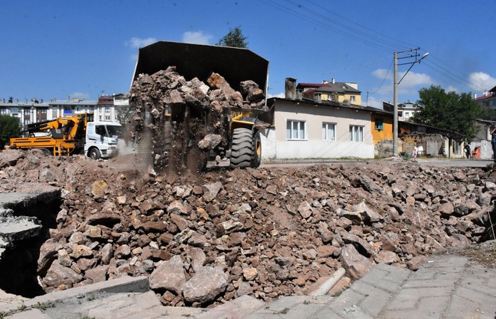 Sivas’ta yol çökmesi ile oluşan çukur ,110 kamyon taş ile dolduruldu
