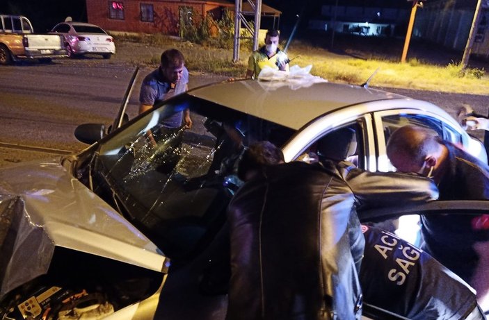 Hatay'da KGYS direğine çarpan otomobilin sürücüsü öldü