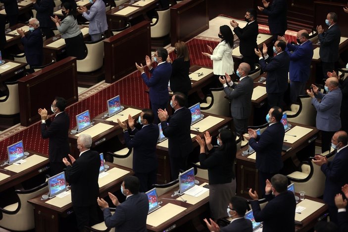 Cumhurbaşkanı Erdoğan'ın okuduğu şiiri Azerbaycan milletvekilleri ayakta alkışladı