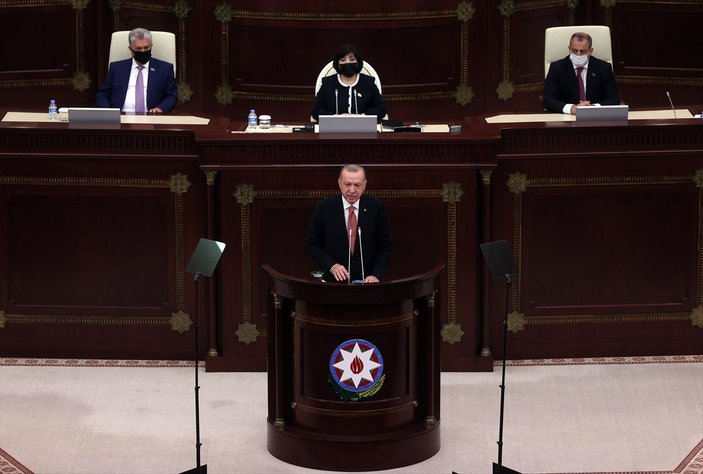 Cumhurbaşkanı Erdoğan'ın okuduğu şiiri Azerbaycan milletvekilleri ayakta alkışladı