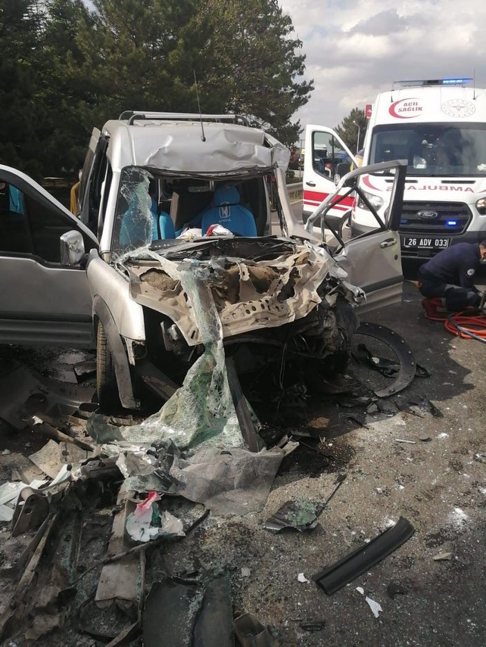 Eskişehir’de feci kaza: 2 ölü, 3 yaralı