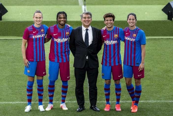 Barcelona yeni sezonun formalarını tanıttı