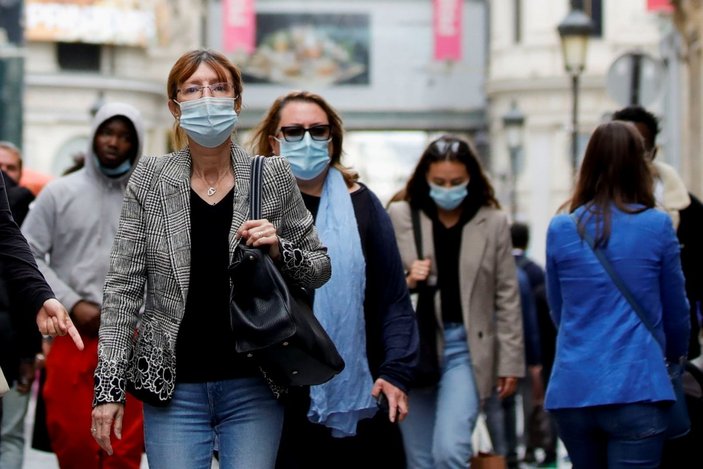 Fransa'da maske zorunluluğu kaldırılıyor