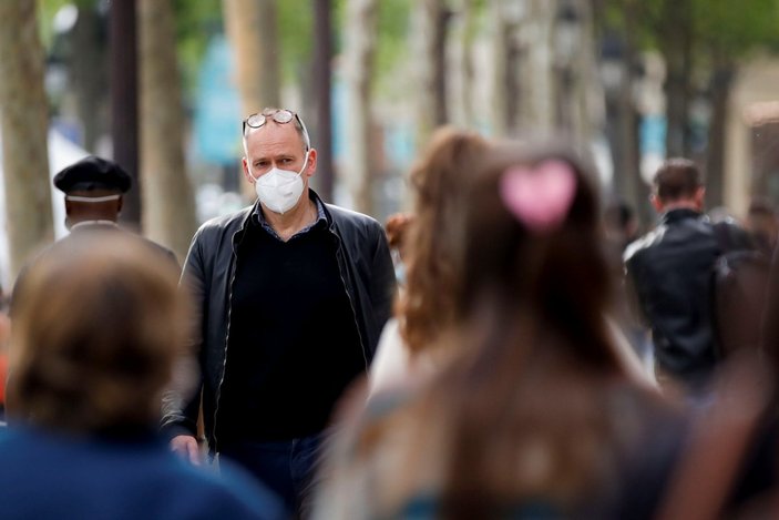 Fransa'da maske zorunluluğu kaldırılıyor