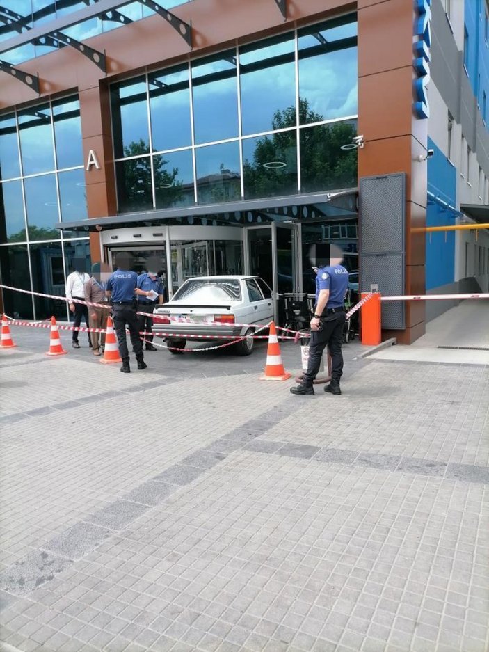 Ankara’da hastaneye otomobille girmeye kalktı