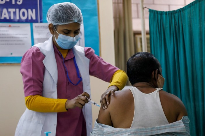 Hindistan'da günlük koronavirüs vakası azalıyor