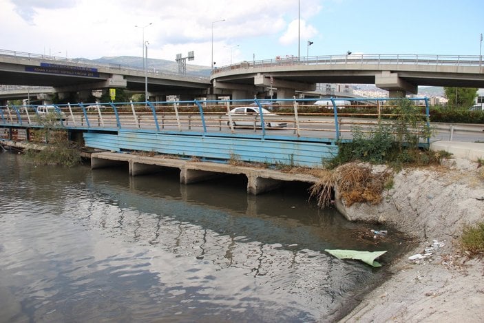 İzmir Körfezi'ndeki koku ve kirlilik halkı isyan ettirdi