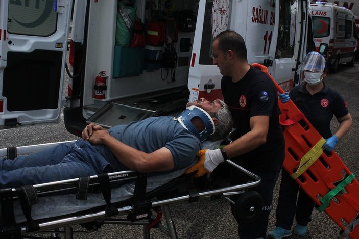 Antalya’da kaza yapan sürücü, sağlık ekiplerini sigara içerek bekledi