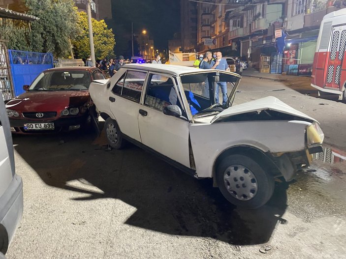 Osmaniye'de gasbettiği kamyonetle polis otosu ve üç araca çarptı: 2'si polis 5 yaralı