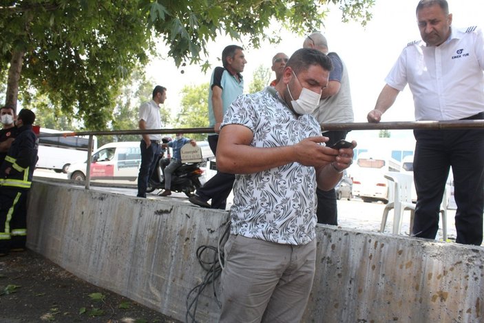 Antalya’da kaza yapan sürücü, sağlık ekiplerini sigara içerek bekledi